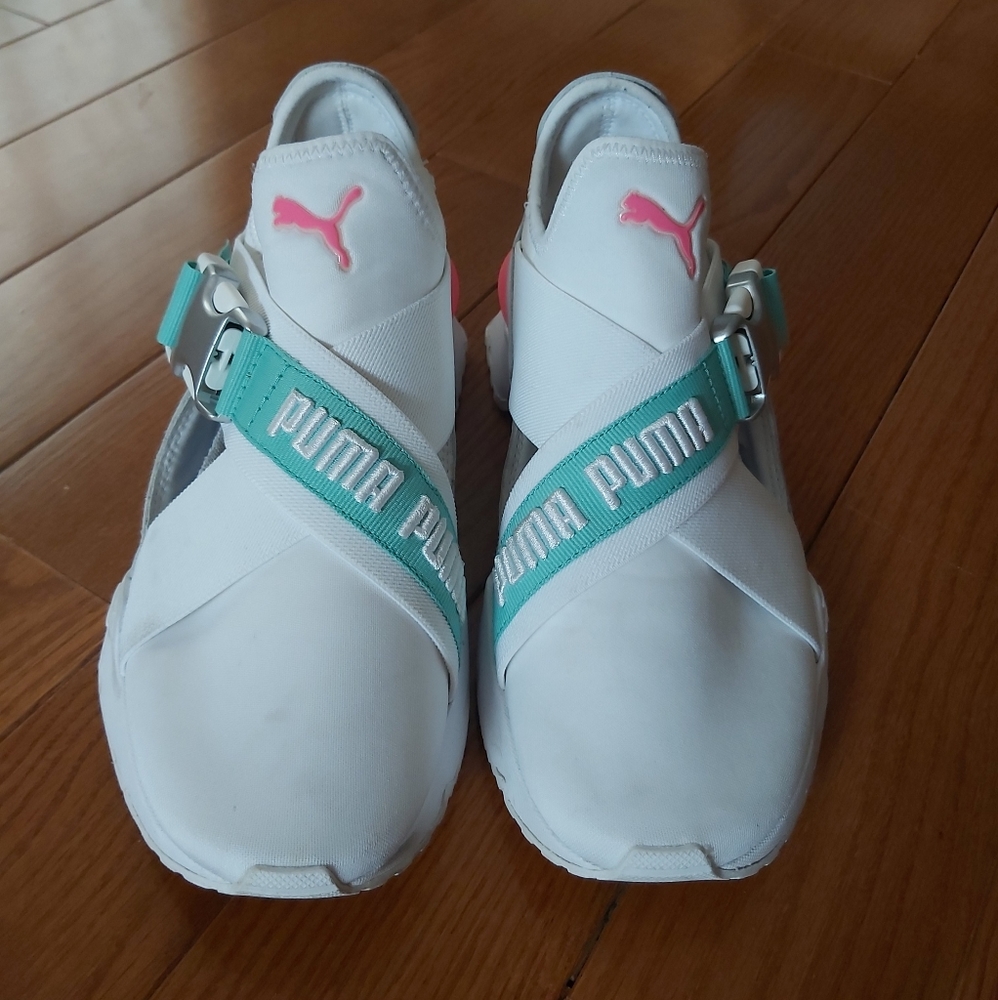Gorgeous women Puma sneakers - Picture 2 of 6
